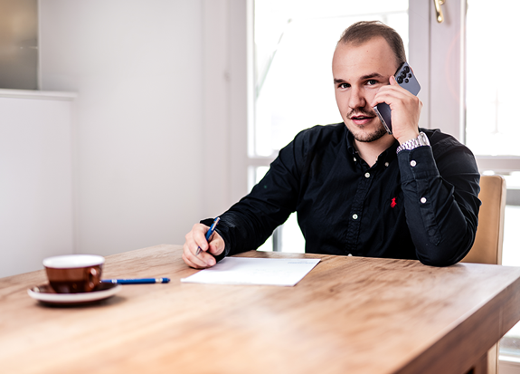 Friendly external data protection officer in a modern office – expert advice, personal support, and assistance with GDPR implementation.