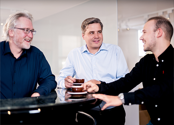 External data protection officer explains content to employees on a digital screen – expert advice on the appointment, implementation, and compliance with GDPR requirements within the company.