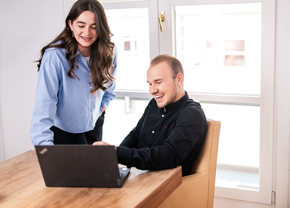 Experienced data protection expert in a trusted discussion with employees – personal advice on GDPR compliance, data protection management, and legally compliant implementation within the company.