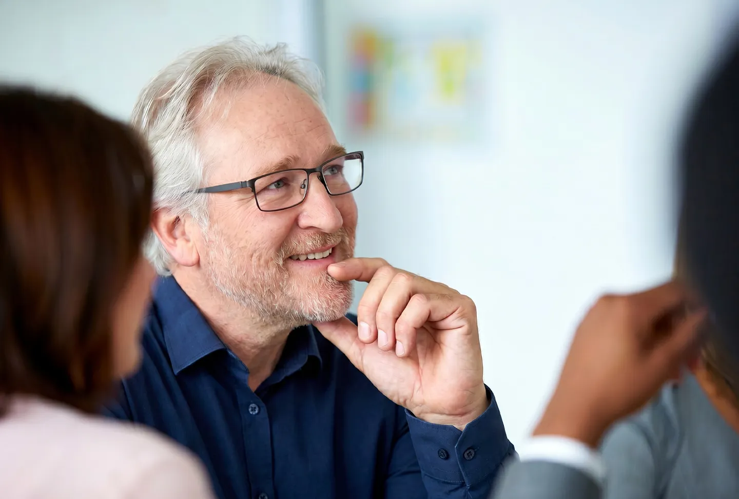 An experienced consultant talks with colleagues – personal advice and professional support for implementing management systems.