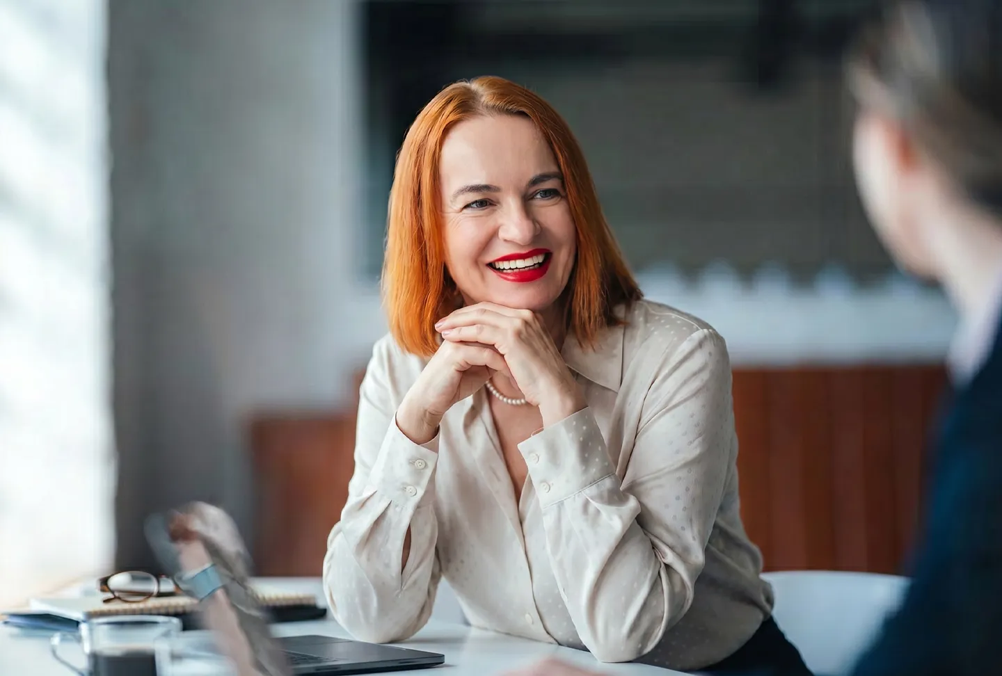 A friendly consultant in a personal conversation – trustworthy psychological counselling and respectful communication in a professional setting.